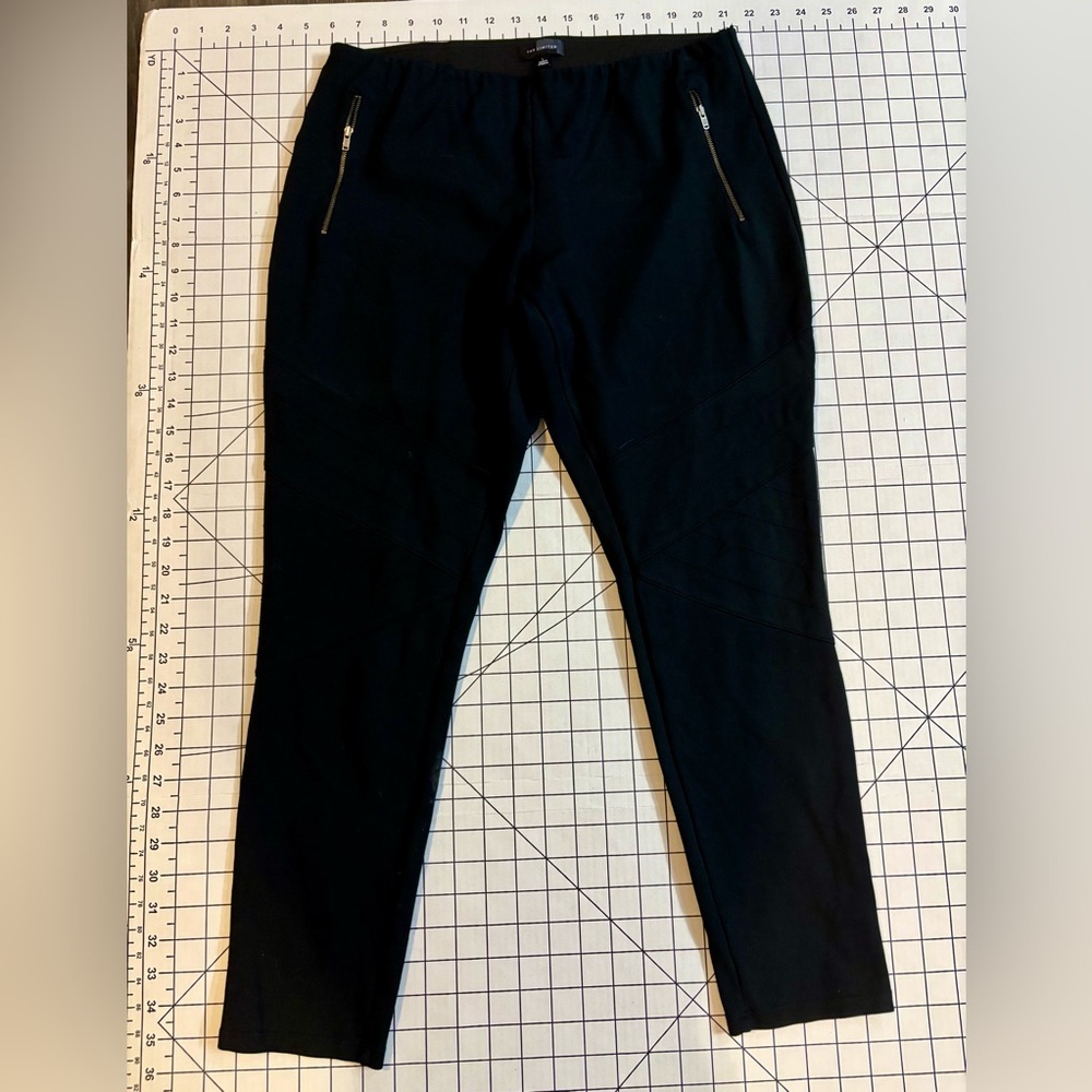 The Limited Women’s Size Large‎ Black Ankle Cropped Pants